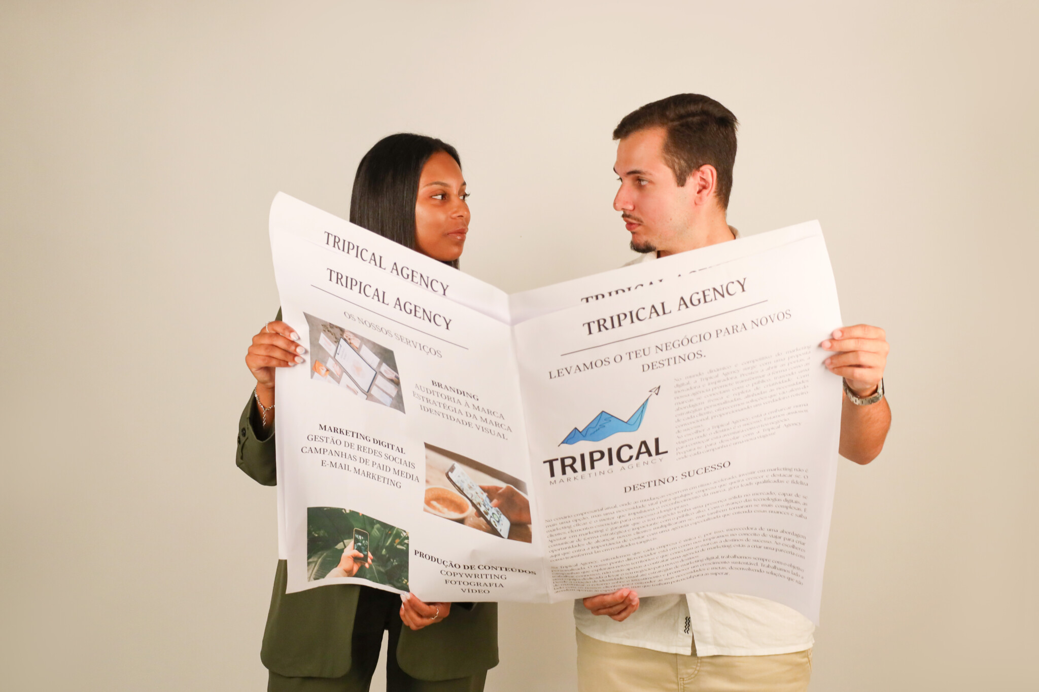 Fotografia dos fundadores da Tripical Agency, Nuno e Cristiana, prontos para embarcar na nova etapa, a agência.