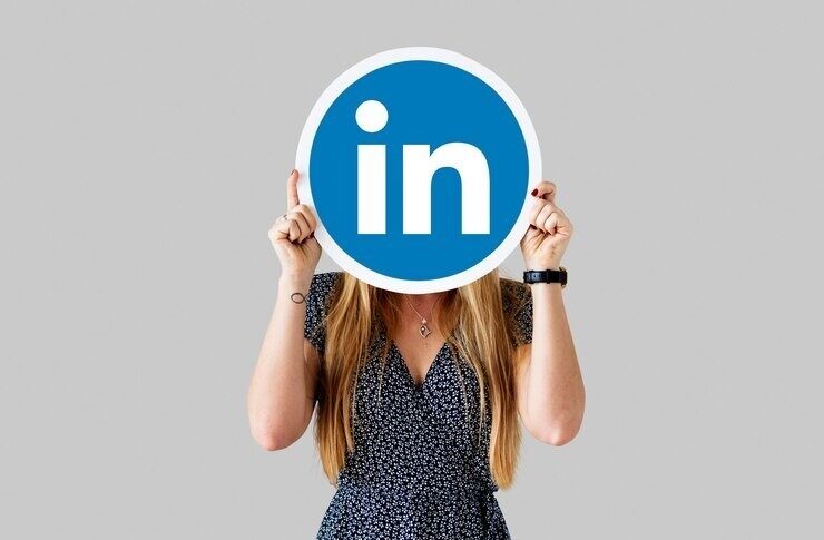 Interface do LinkedIn mostrando o novo feed 'My Network', filtrando publicações apenas de conexões diretas.